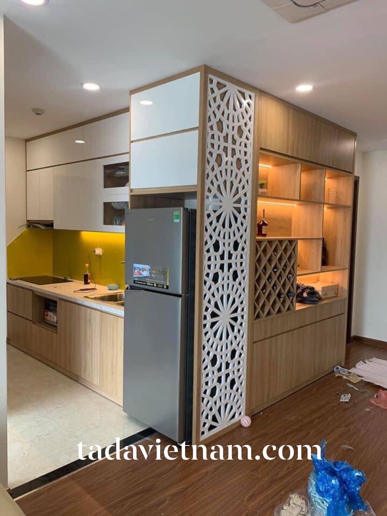 TỦ BẾP CHỮ I LIỀN KỆ RƯỢU KẾT HỢP VÁCH CNC MÀU VÂN SỒI NHÀ CHỊ HƯƠNG - ICID DƯƠNG NỘI, HÀ ĐÔNG