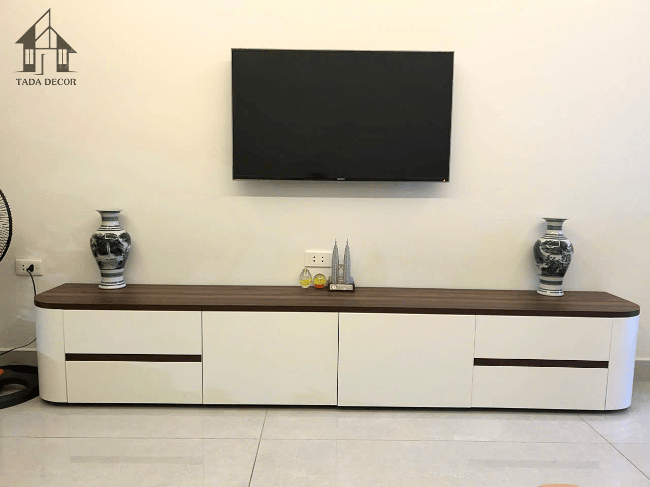 kệ tivi để sàn phòng khách TADA