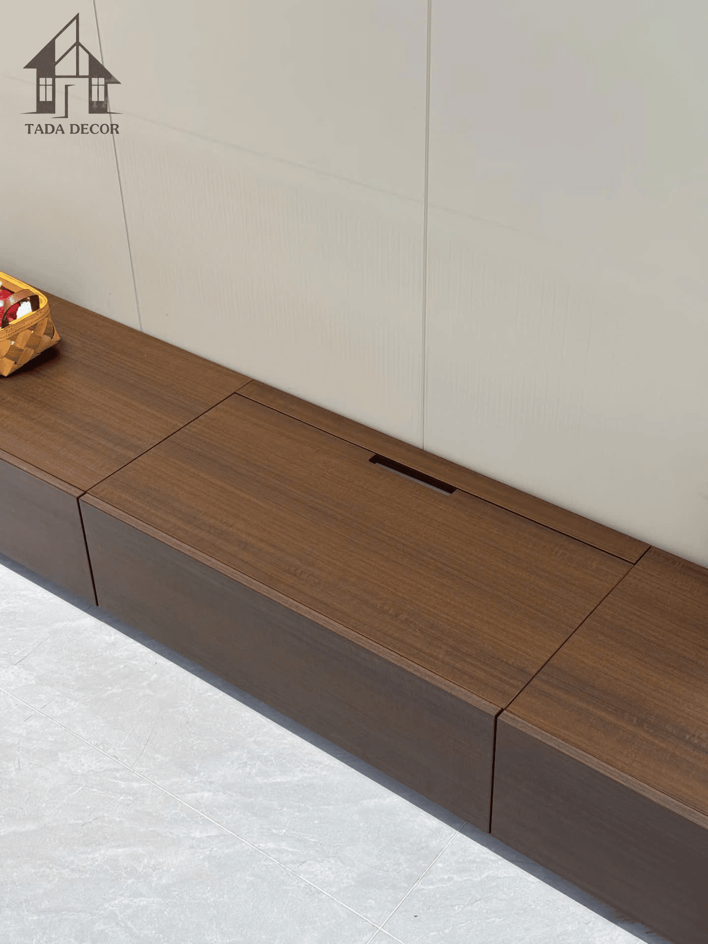 kệ tivi để sàn phòng khách TADA