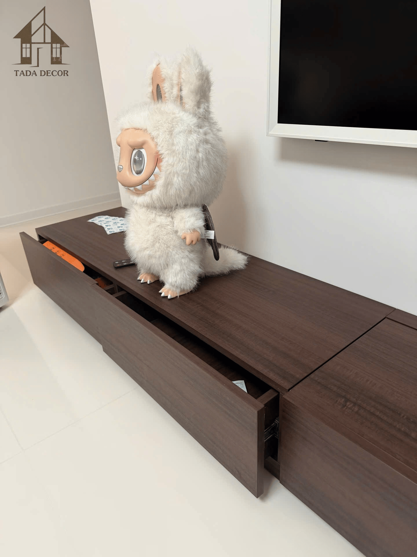 kệ tivi để sàn phòng khách TADA