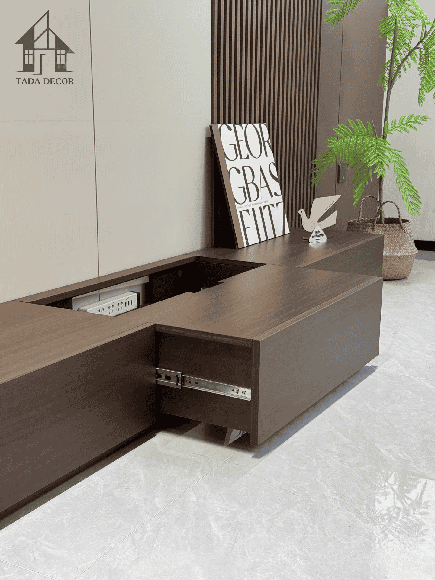 kệ tivi để sàn phòng khách TADA