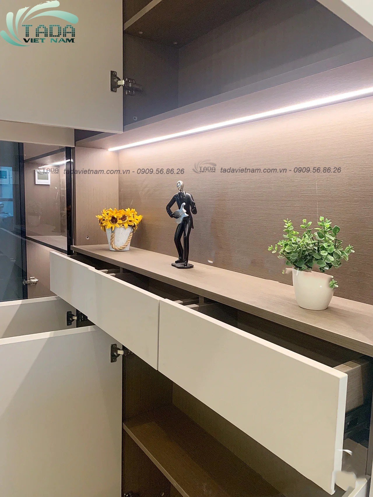 Tủ rượu phòng khách đẹp, hiện đại chất liệu gỗ MDF thương hiệu TADA- TDTR19