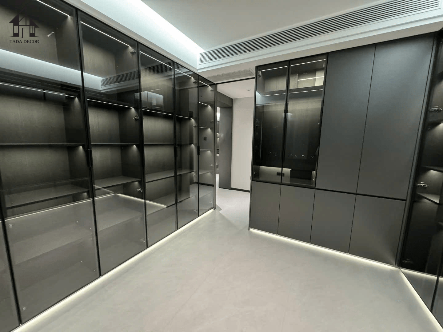 tủ trưng bày cánh kính đèn LED TADA