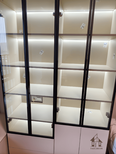 tủ kính trưng bày có đèn LED