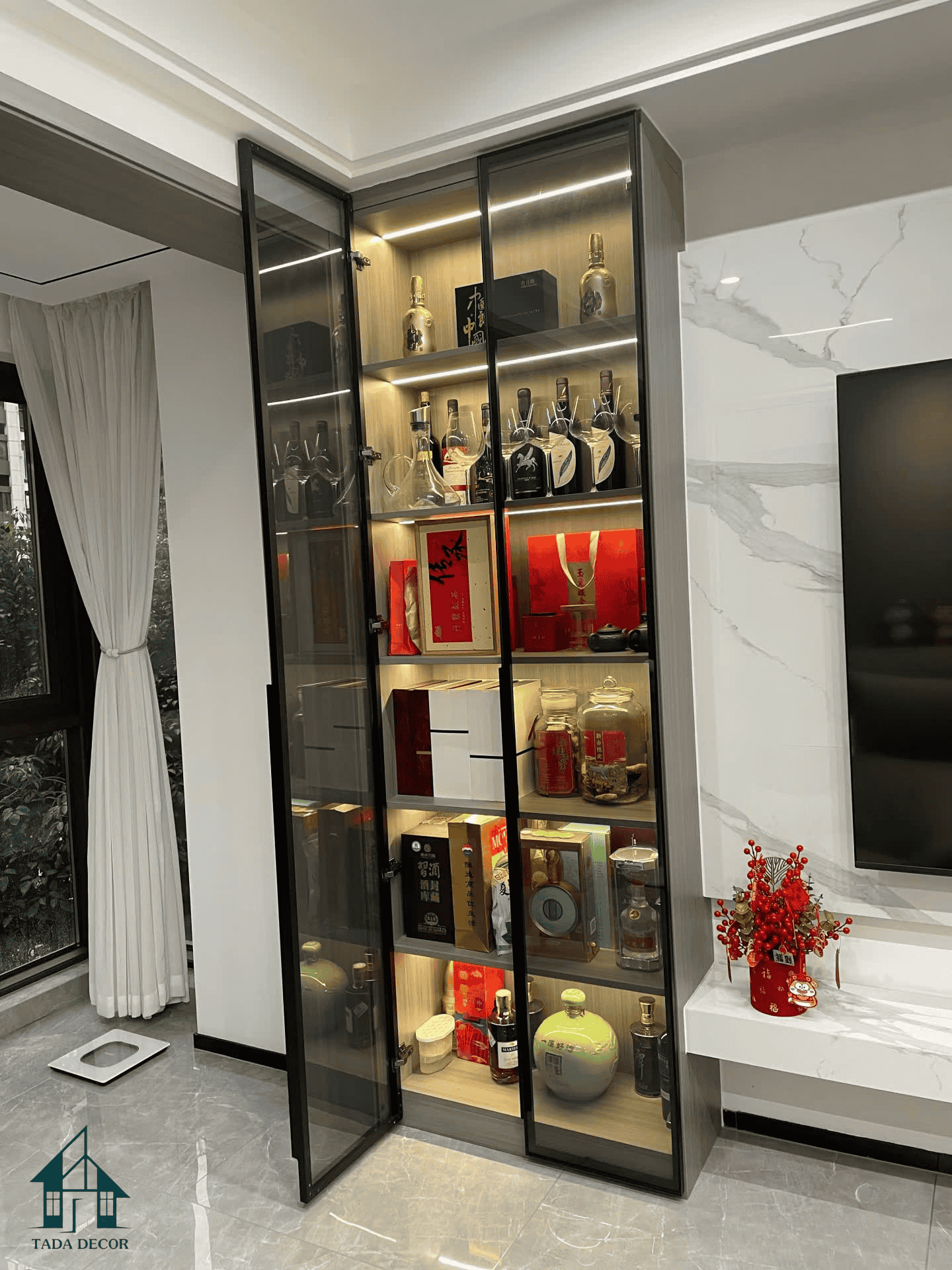 tủ rượu cánh kính có đèn LED TADA