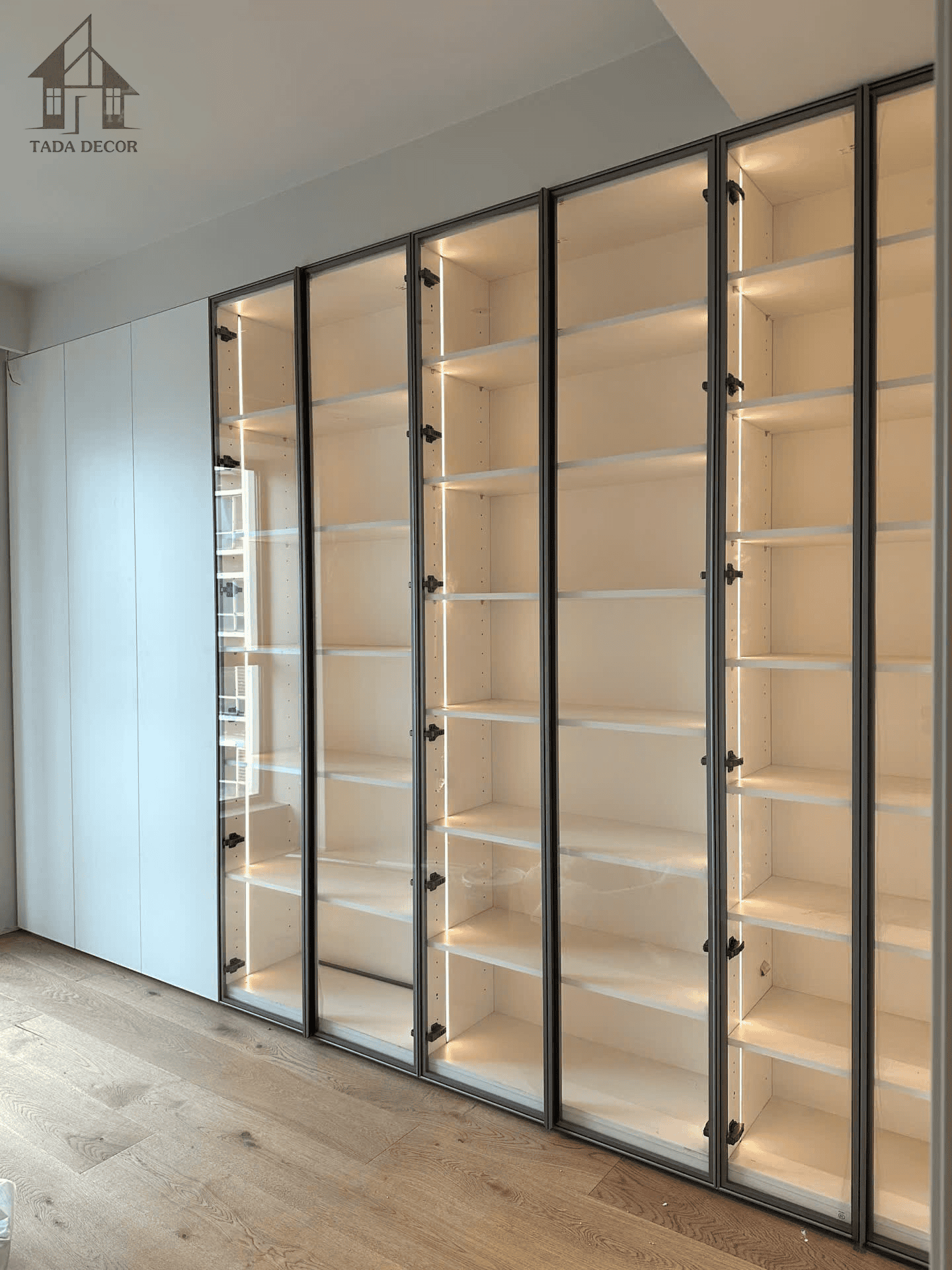 Tủ trưng bày cánh kính có đèn LED