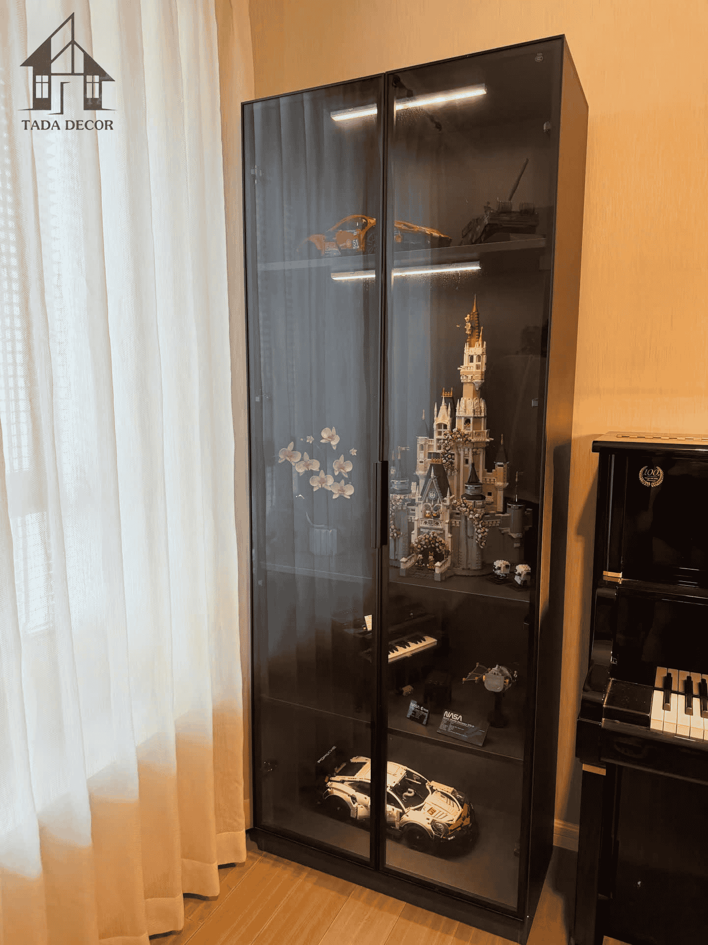 tủ trưng bày mô hình cánh kính có đèn LED
