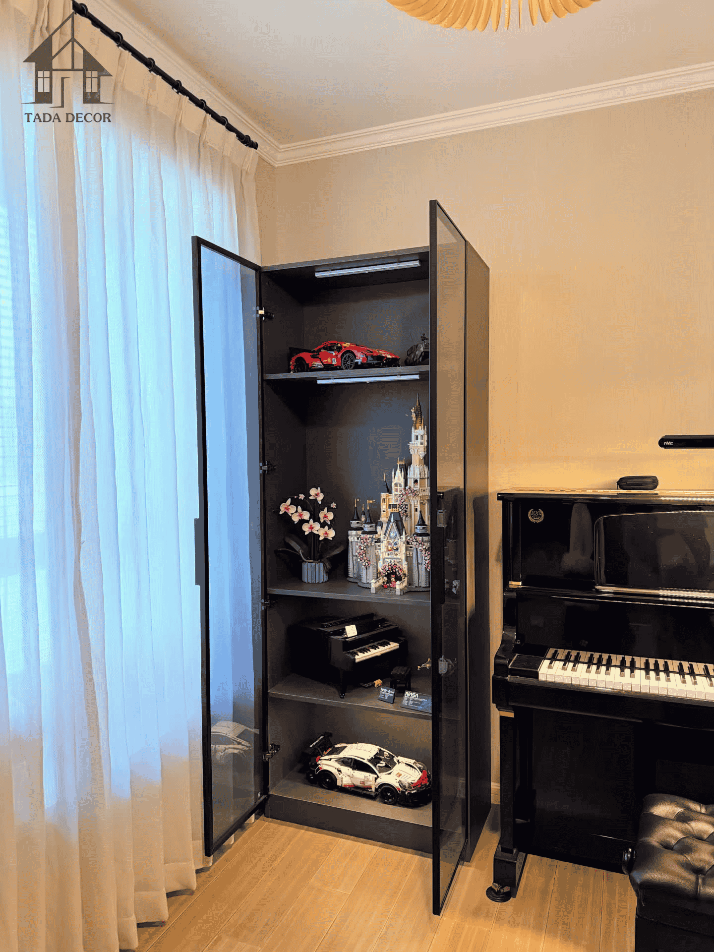 tủ trưng bày mô hình cánh kính có đèn LED