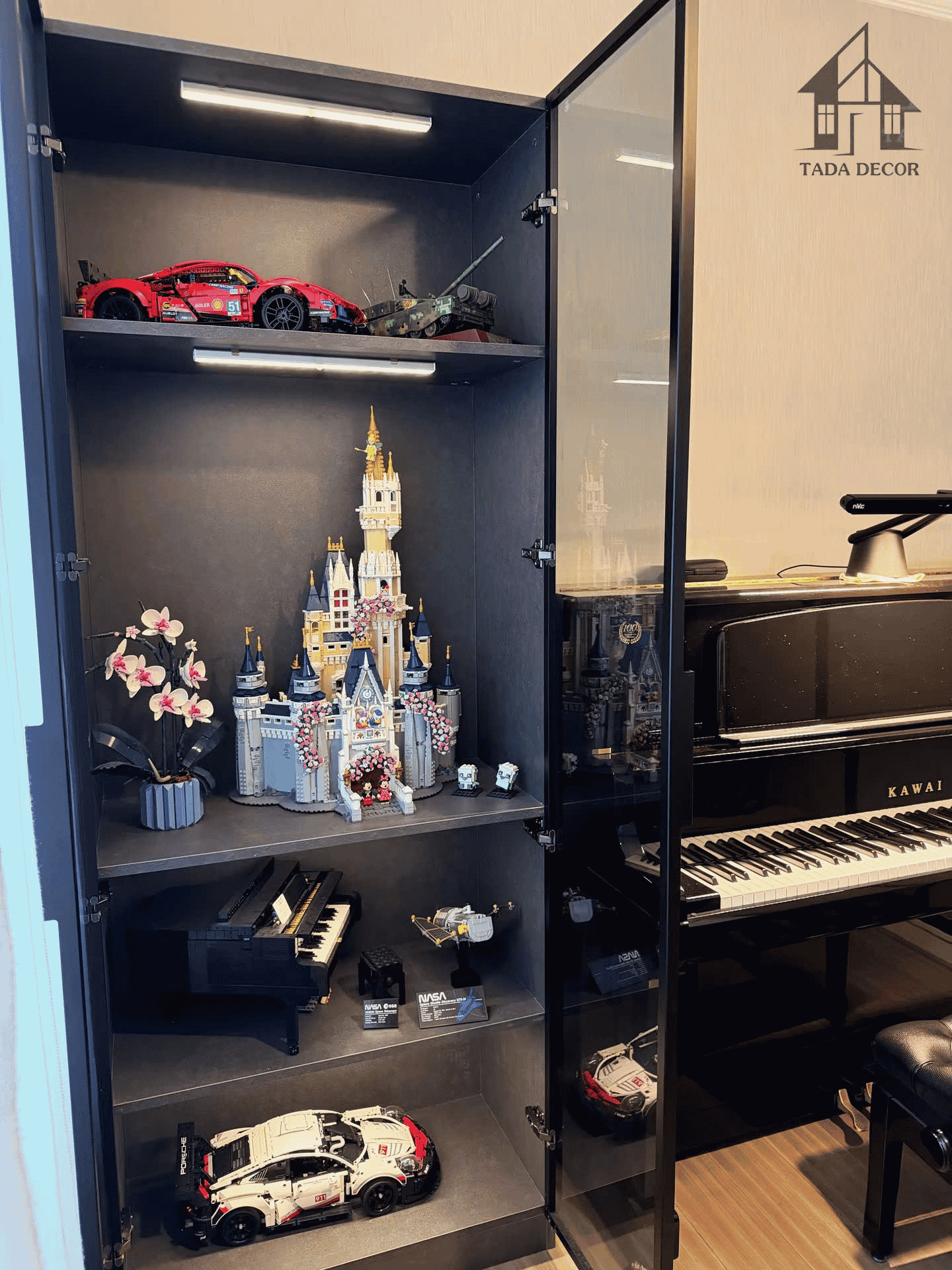 tủ trưng bày mô hình cánh kính có đèn LED