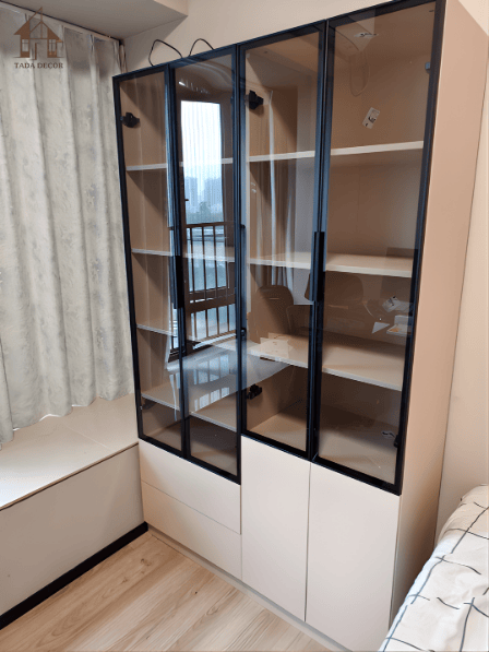 tủ kính trưng bày có đèn LED