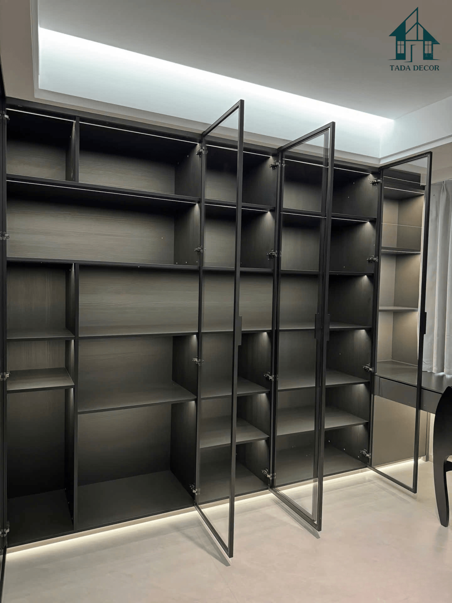 tủ trưng bày cánh kính đèn LED TADA