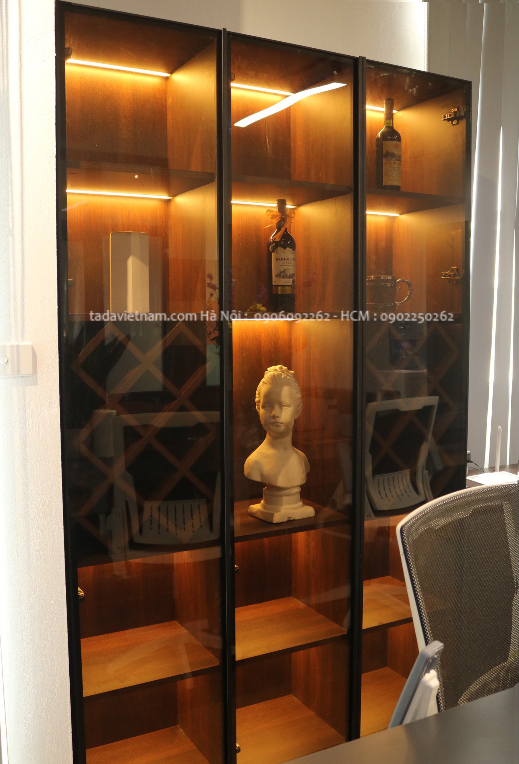Tủ rượu khung nhôm cánh kính cường lực chất liệu gỗ MDF thương hiệu TADA- TDTR32