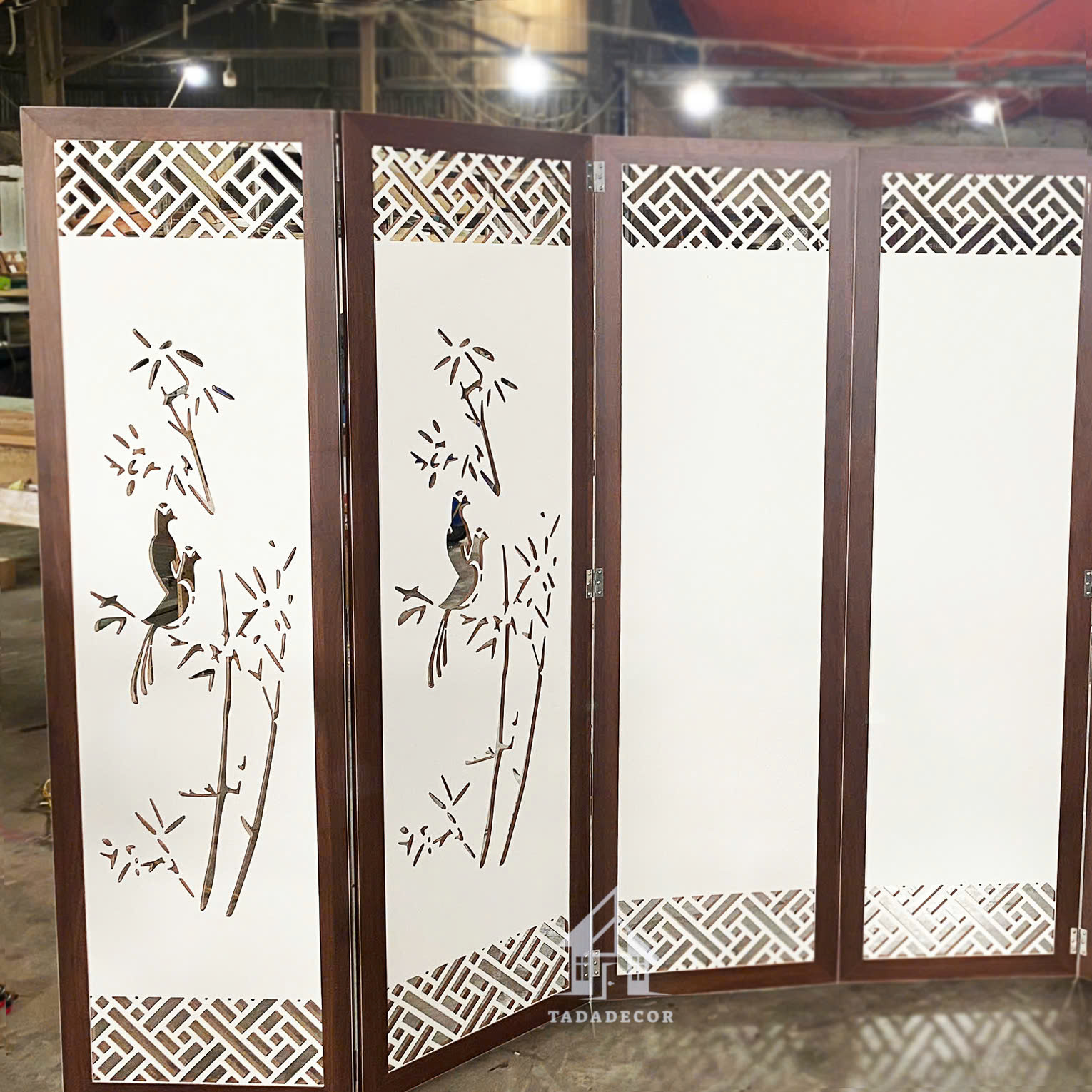 Vách Bình phong ngăn phòng di động hoa văn chim trúc phối màu óc chó mẫu mới 2024- TDVN55