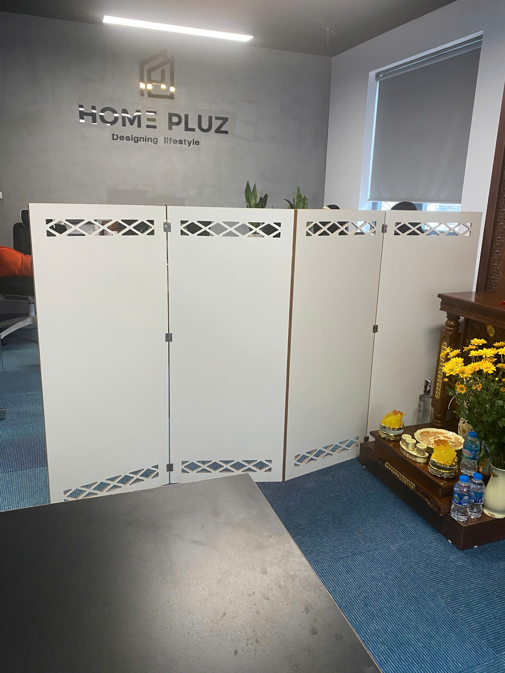 Vách Bình phong ngăn phòng di động họa tiết kín mới màu trắng viền gỗ - TDVN66