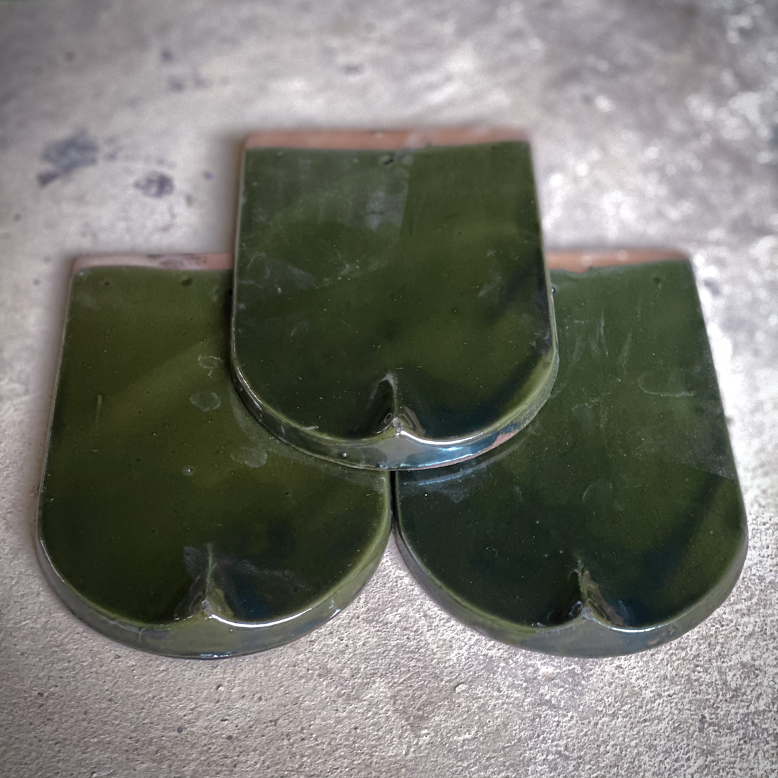 Ngói mũi hài tráng men xanh đồng cổ