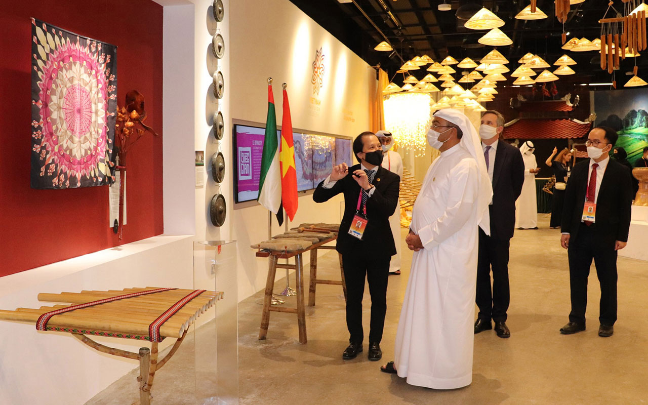 Khăn lụa DeSilk tự hào trở thành điểm nhấn trong chuyến thăm chính thức Nhà Triển lãm Việt Nam tại EXPO Dubai của Quốc vụ khanh Chính phủ, Chủ tịch Trung tâm tài chính quốc tế ADGM (UAE).