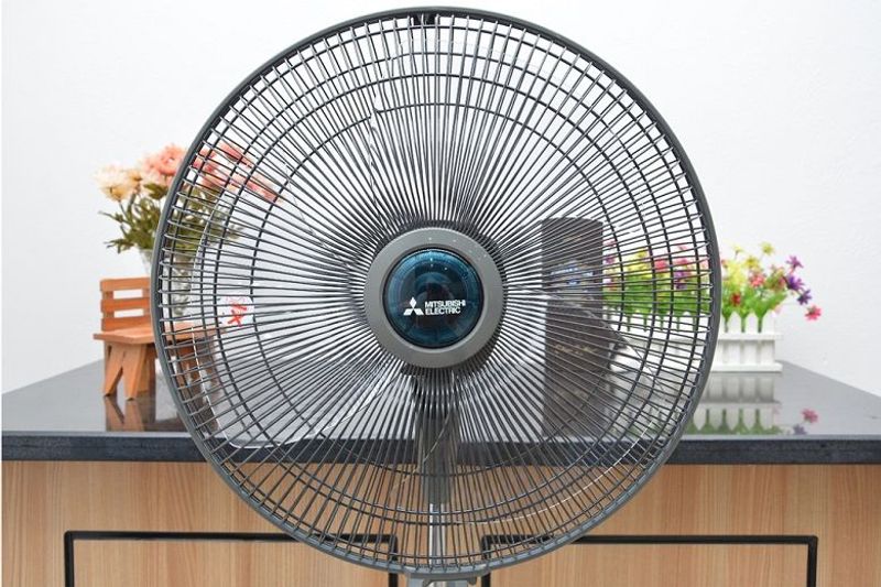 quạt cây Mitsubishi LV16-RV có 3 cánh
