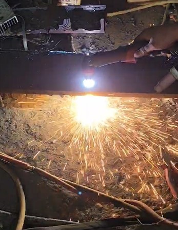 Cắt tấm thép bằng máy cất plasma