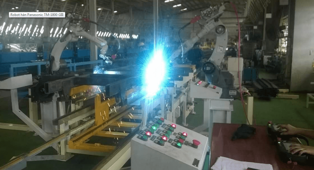 Robot hàn tự động (Robot hàn tự hành) với bảng điểu khiển đã được lập trình sẵn