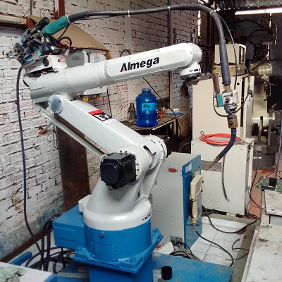 Robot hàn Nhật bãi