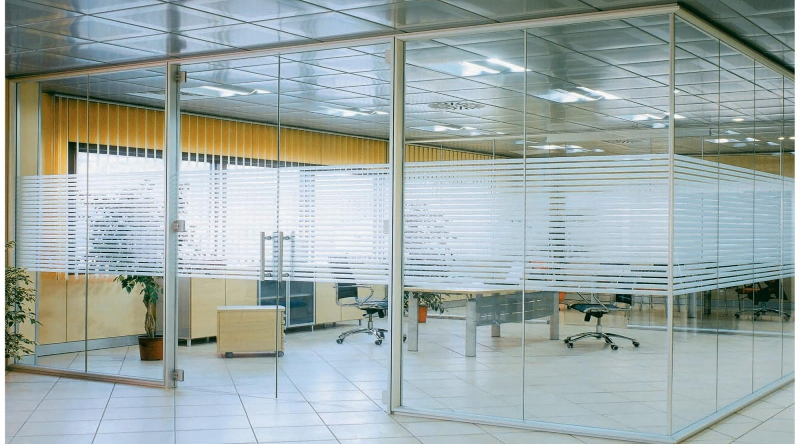 Do là chất liệu kính trong suốt vậy nên cũng không thật sự riêng tư