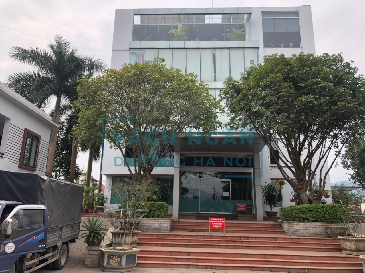 Công trình vách ngăn di động gỗ vân đậm tại Lào Cai