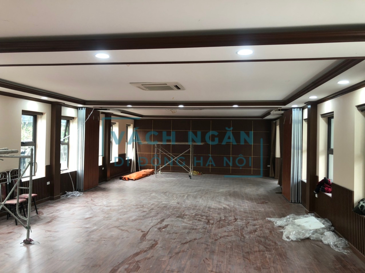 Công trình vách ngăn di động gỗ vân đậm tại Lào Cai