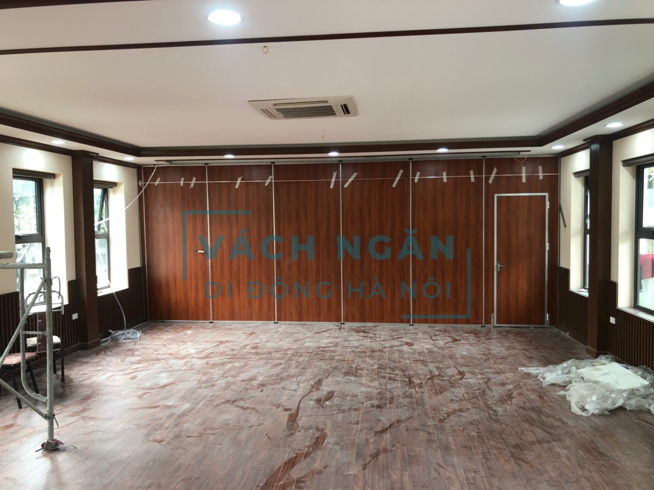 Công trình vách ngăn di động gỗ vân đậm tại Lào Cai