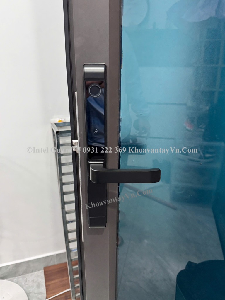 Lắp khóa thông minh cửa nhôm KCN09 tại Hạ Long