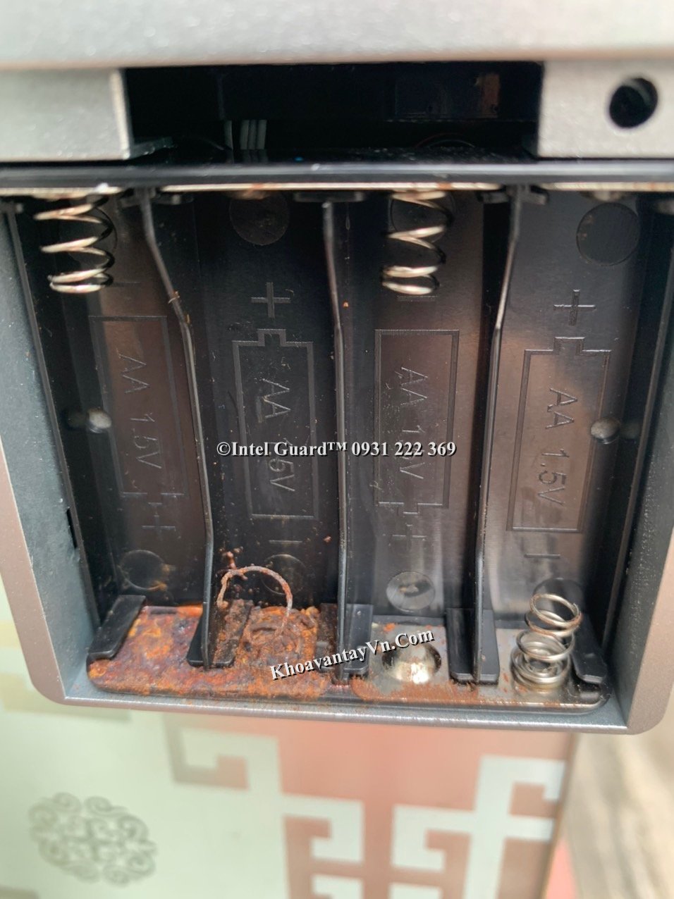 Khóa cửa vân tay dành cho cửa kính cường lực MK176 dùng pin sai loại gây gỉ sét hỏng hộc đựng pin