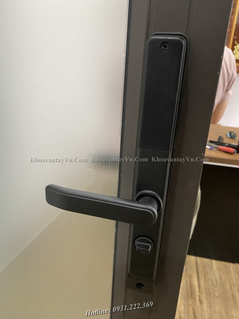 Khóa điện tử cửa nhôm KCN05 thiết kế núm xoay khóa trái cửa tiện dụng, an toàn.