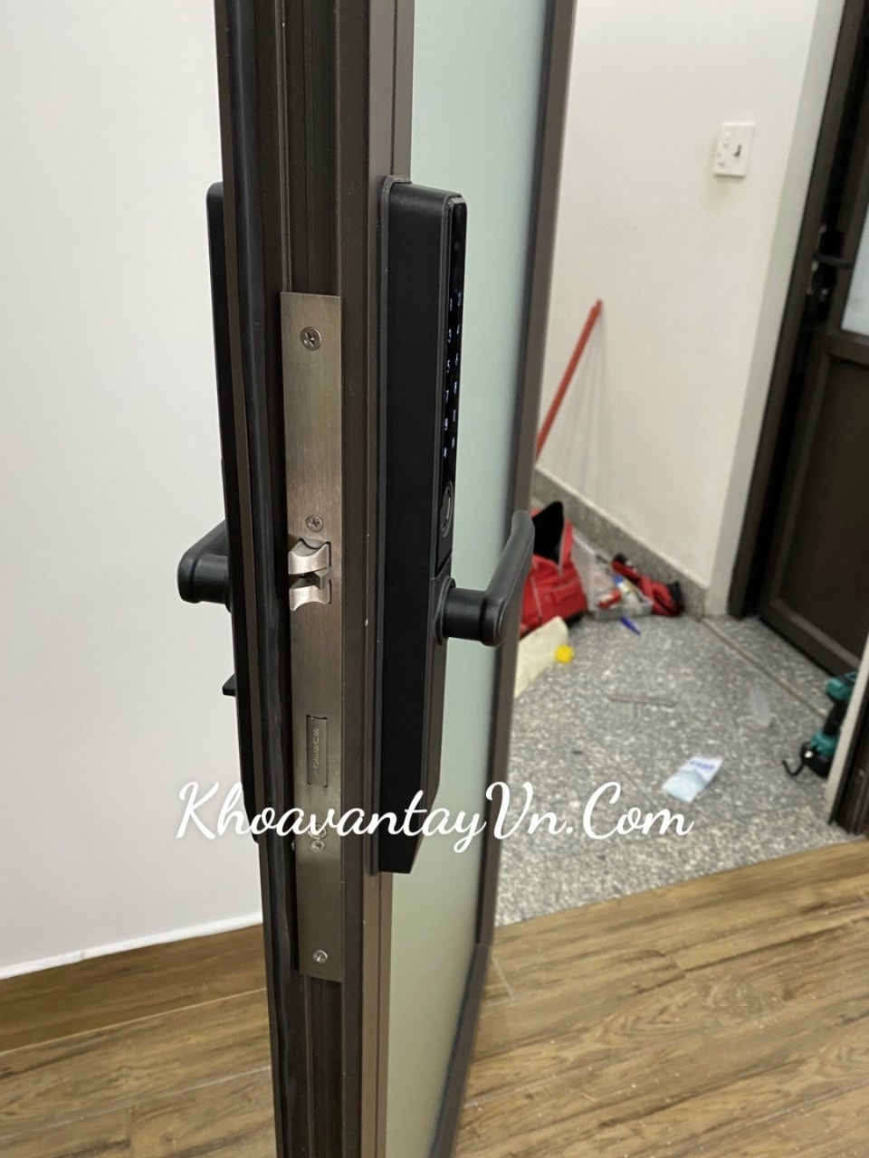 Khóa vân tay cửa nhôm KCN05 sử dụng lõi khóa 3585