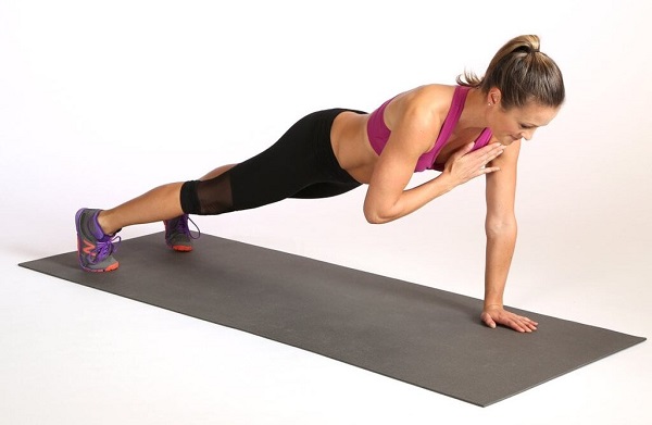 Plank chạm vai