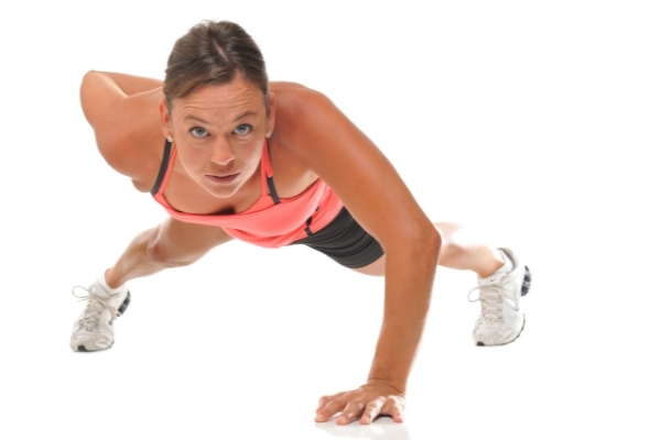 Dùng toàn bộ sức lực đẩy cơ thể của bạn lên từ sàn đến vị trí bắt đầu