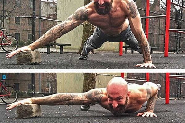 Chống đẩy 1 tay "tự hỗ trợ"