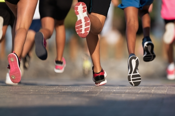 chạy bộ 5km tiêu hao bao nhiêu calo?