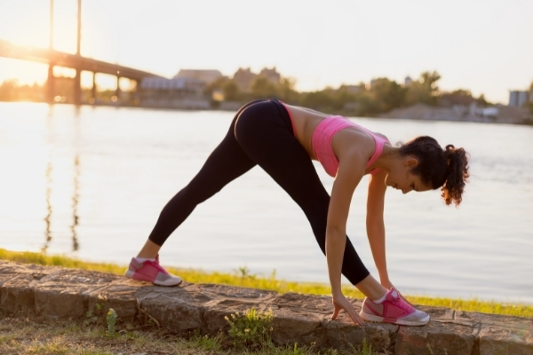 Cúi người giãn cơ