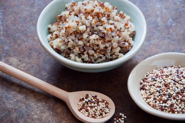 các hạt quinoa chứa nhiều chất đạm