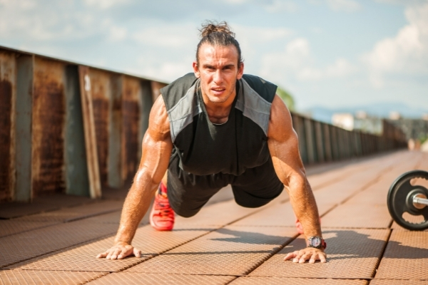 Chống đẩy không chỉ có tác dụng với cẳng tay, mà còn tốt cho cả vai