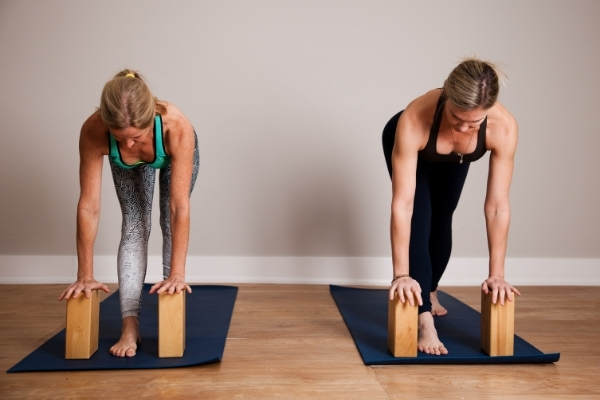 Tư thế cúi người rộng chân