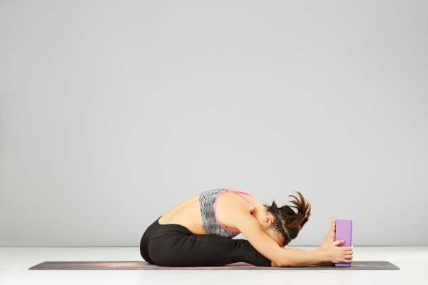 Bài tập duỗi mình với gạch