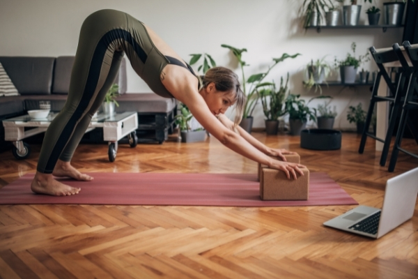 Động tác yoga cúi người giãn cơ