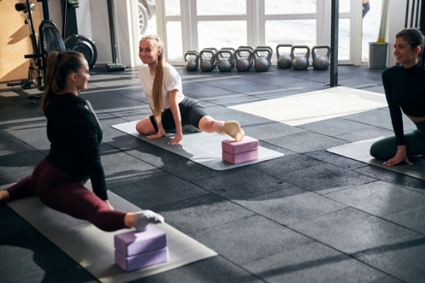 Tư thế yoga xoạc chân