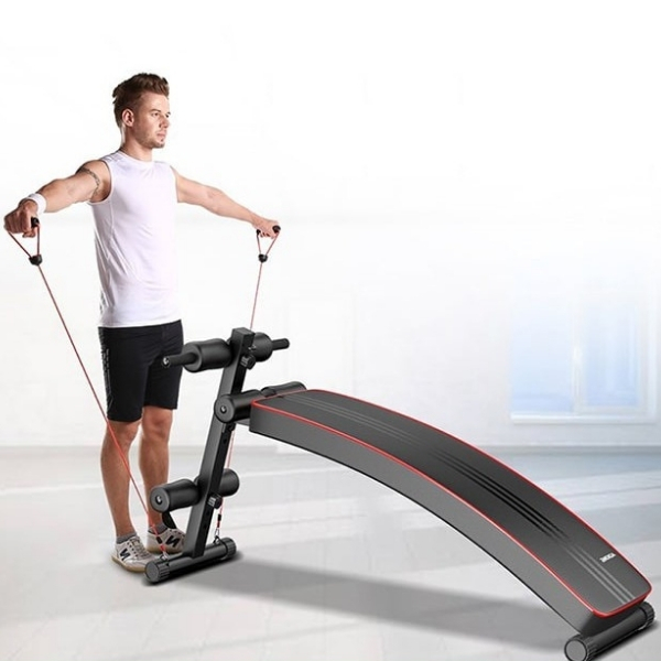 Tập bụng với dây kháng lực và ghế cong