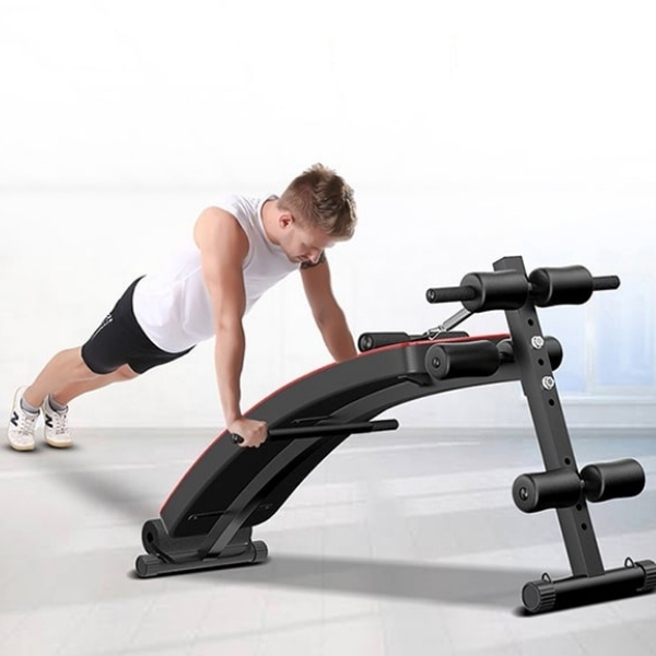 Plank đứng với ghế cong