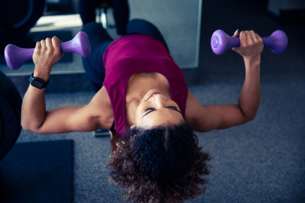 Đẩy tạ trên ghế cong