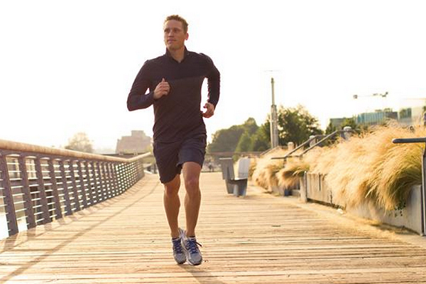 chạy bộ 1km tiêu hao bao nhiêu calo