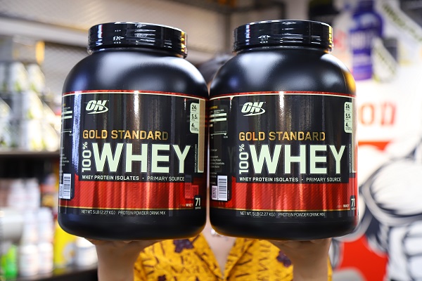 So sánh giữa rule 1 và whey gold về mặt thương hiệu