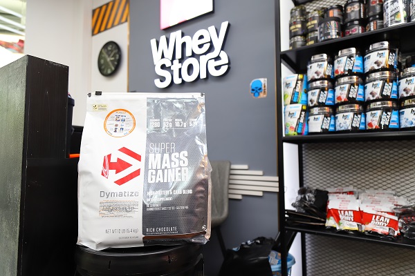 So sánh whey và mass về lượng protein