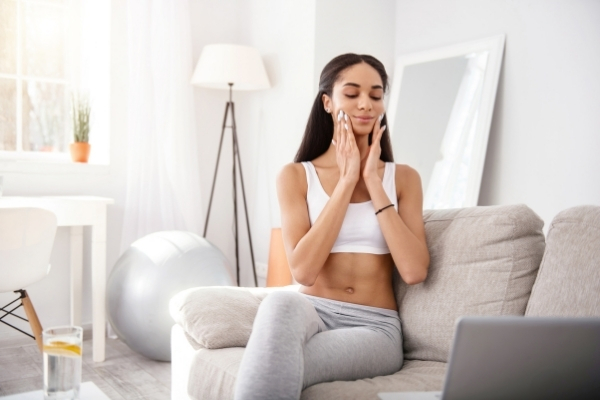 Động tác yoga mỉm cười xoa má